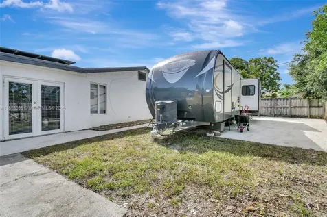 6541 Mckinley Street Hollywood FL 33024