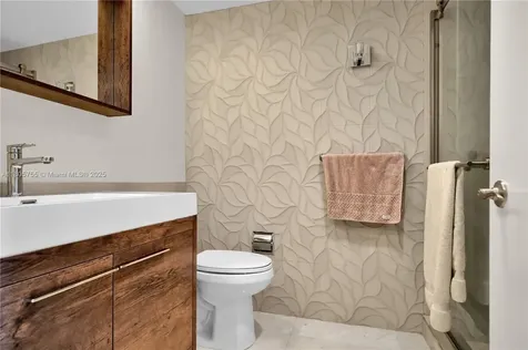 5660 Collins Avenue Miami Beach FL 33140