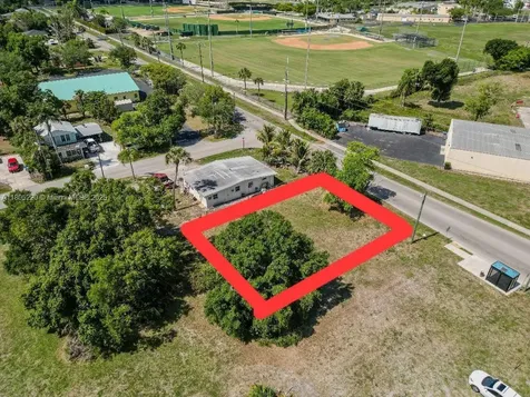933 Veronica Shoemaker Fort Myers FL 33916