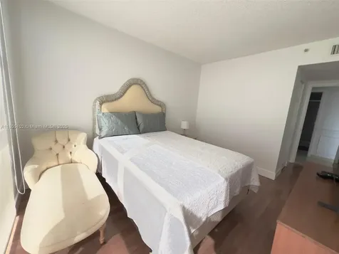 1000 W Island Boulevard Aventura FL 33160