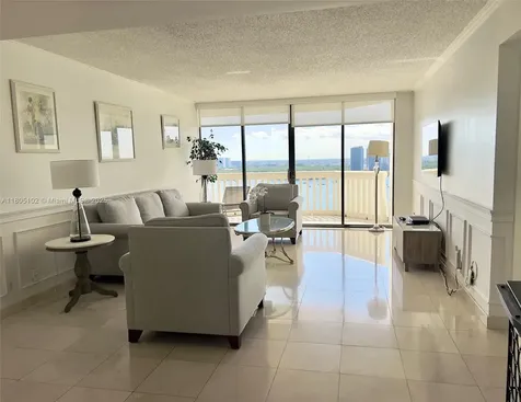 1000 W Island Boulevard Aventura FL 33160
