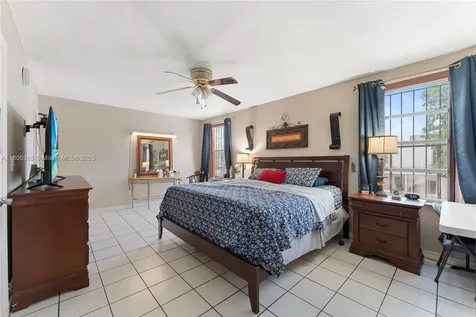 960 W 79th Place Hialeah FL 33014