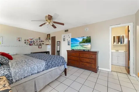 960 W 79th Place Hialeah FL 33014