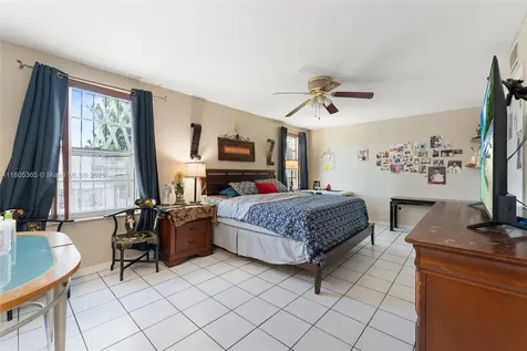 960 W 79th Place Hialeah FL 33014