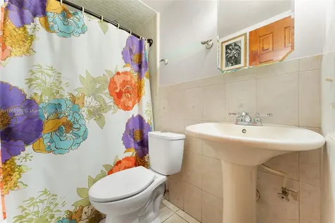 960 W 79th Place Hialeah FL 33014