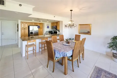 2555 Collins Avenue Miami Beach FL 33140