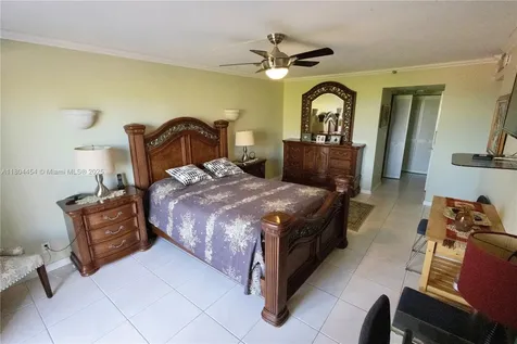 2555 Collins Avenue Miami Beach FL 33140
