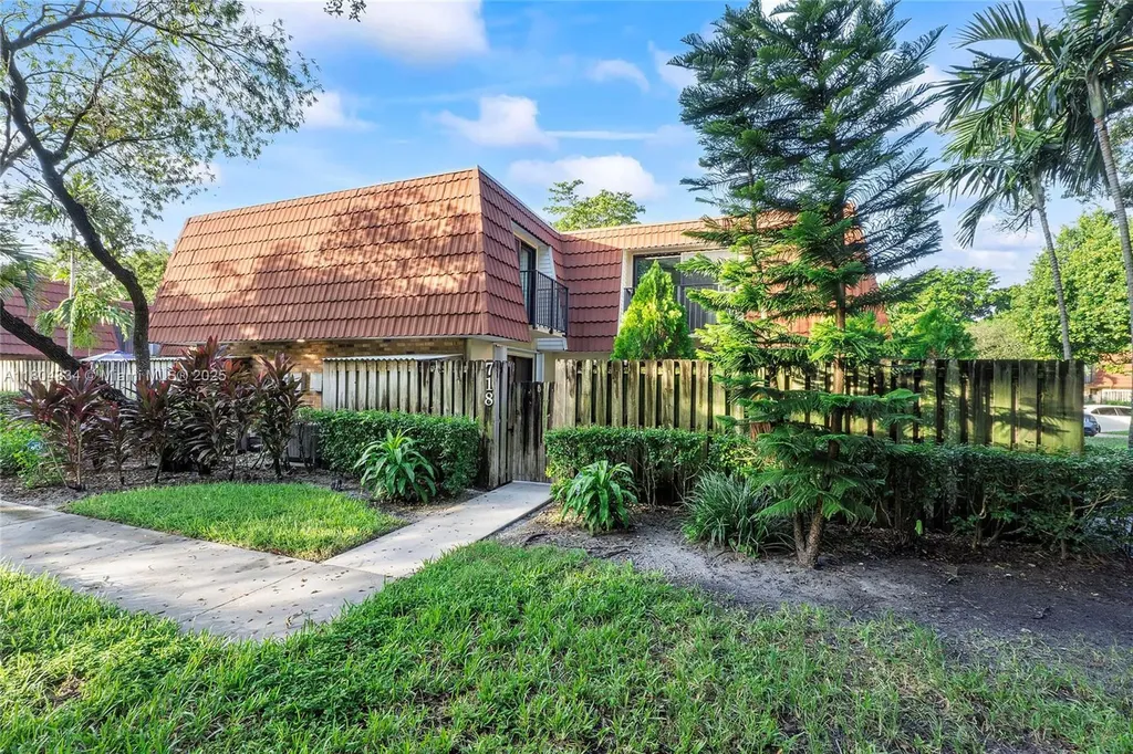 718 NW 98th Circle Plantation FL 33324