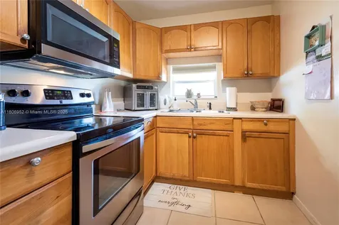 9823 S Hollybrook Lake Drive Pembroke Pines FL 33025