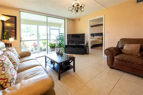 9823 S Hollybrook Lake Drive Pembroke Pines FL 33025