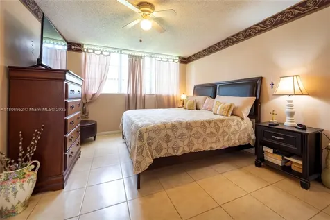 9823 S Hollybrook Lake Drive Pembroke Pines FL 33025