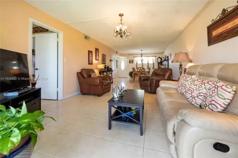 9823 S Hollybrook Lake Drive Pembroke Pines FL 33025