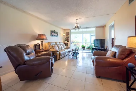 9823 S Hollybrook Lake Drive Pembroke Pines FL 33025