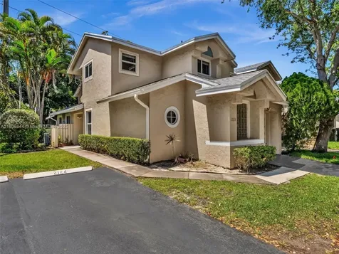 2124 W Discovery Circle W Deerfield Beach FL 33442