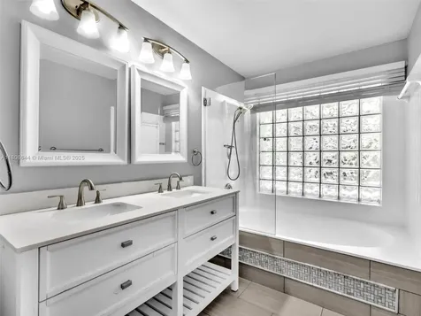 2124 W Discovery Circle W Deerfield Beach FL 33442