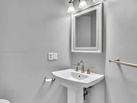 2124 W Discovery Circle W Deerfield Beach FL 33442
