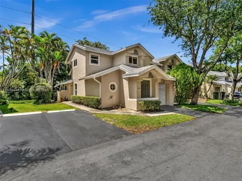 2124 W Discovery Circle W Deerfield Beach FL 33442
