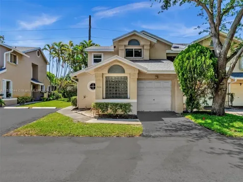 2124 W Discovery Circle W Deerfield Beach FL 33442