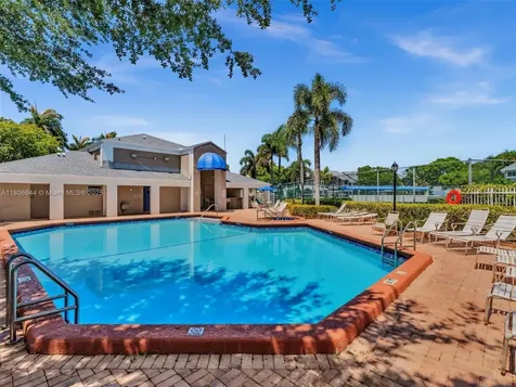 2124 W Discovery Circle W Deerfield Beach FL 33442