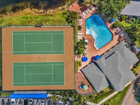 2124 W Discovery Circle W Deerfield Beach FL 33442
