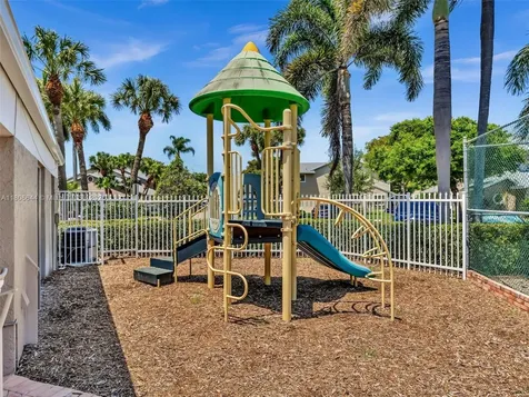 2124 W Discovery Circle W Deerfield Beach FL 33442