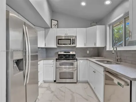 2124 W Discovery Circle W Deerfield Beach FL 33442