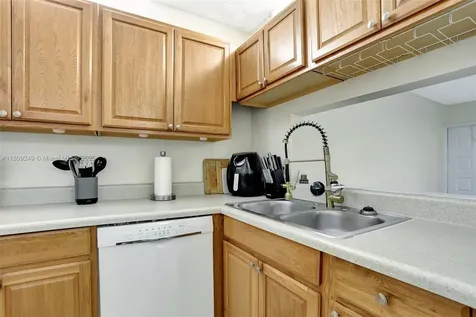 826 Twin Lakes Drive Coral Springs FL 33071