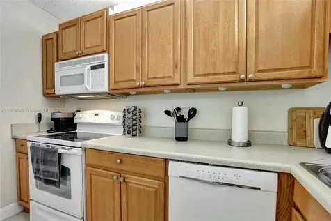 826 Twin Lakes Drive Coral Springs FL 33071