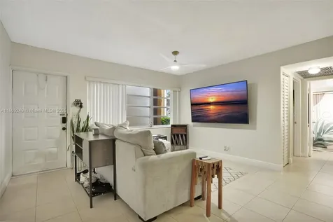 826 Twin Lakes Drive Coral Springs FL 33071