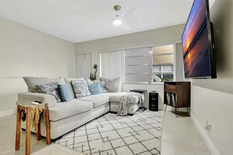 826 Twin Lakes Drive Coral Springs FL 33071