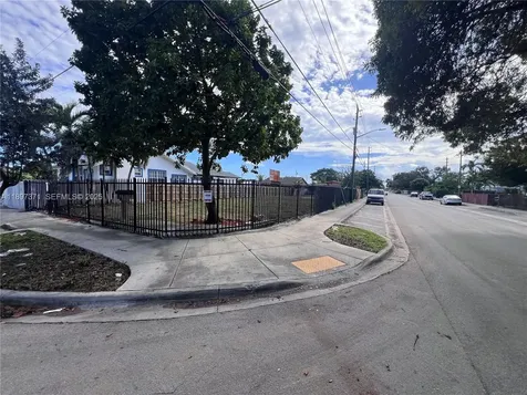 2052 NW 27th Street Miami FL 33142