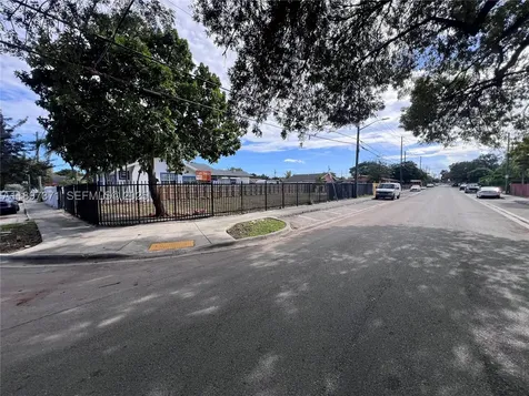 2052 NW 27th Street Miami FL 33142