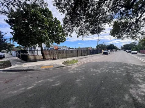 2052 NW 27th Street Miami FL 33142