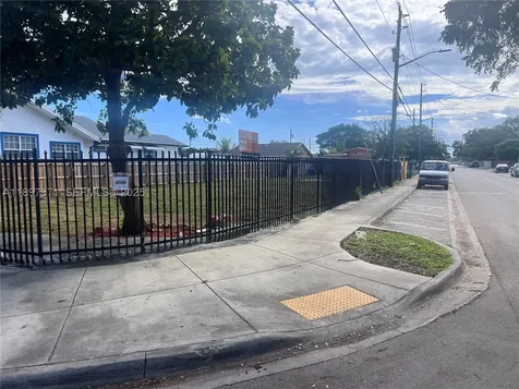 2052 NW 27th Street Miami FL 33142