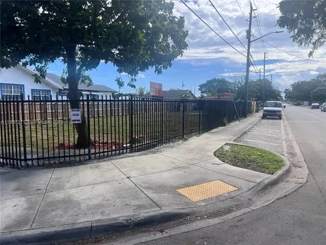 2052 NW 27th Street Miami FL 33142
