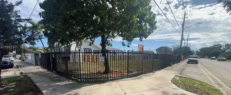 2052 NW 27th Street Miami FL 33142