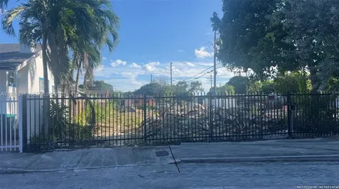 2052 NW 27th Street Miami FL 33142