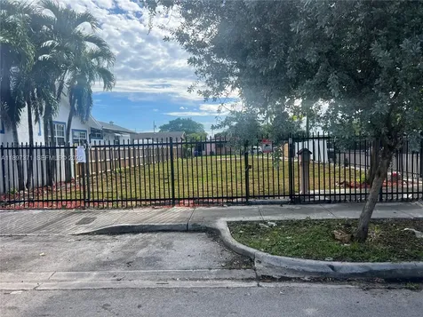 2052 NW 27th Street Miami FL 33142