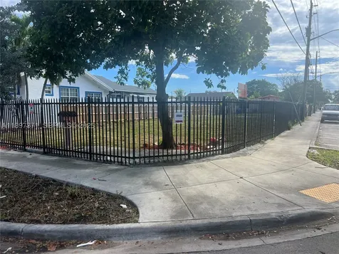 2052 NW 27th Street Miami FL 33142