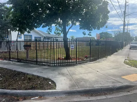 2052 NW 27th Street Miami FL 33142
