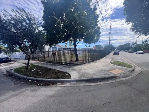 2052 NW 27th Street Miami FL 33142
