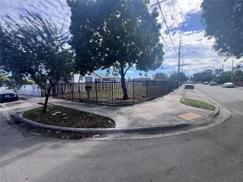2052 NW 27th Street Miami FL 33142