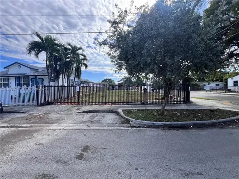 2052 NW 27th Street Miami FL 33142