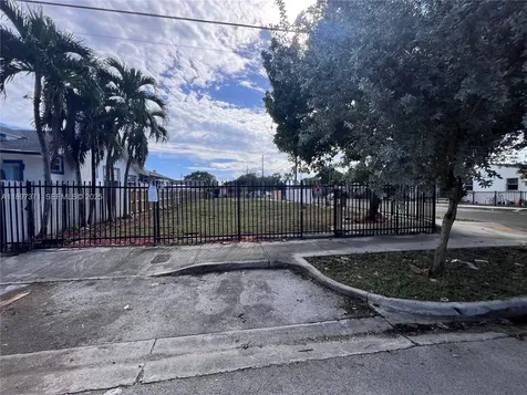 2052 NW 27th Street Miami FL 33142