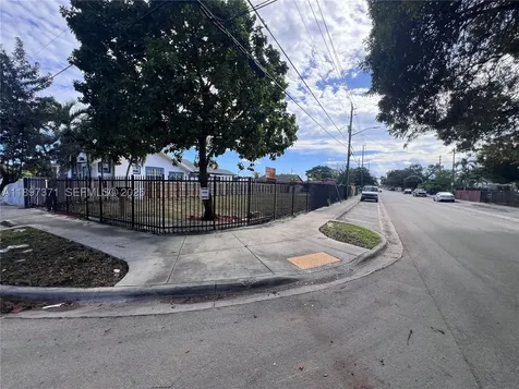 2052 NW 27th Street Miami FL 33142