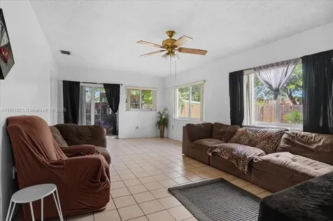 514 SW 72nd Terrace North Lauderdale FL 33068