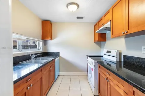 2811 N 66th Avenue Hollywood FL 33024