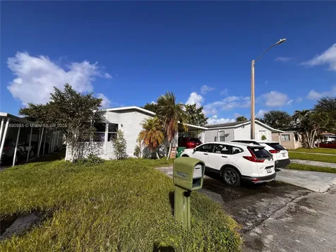 909 SW 131 Way Davie FL 33325