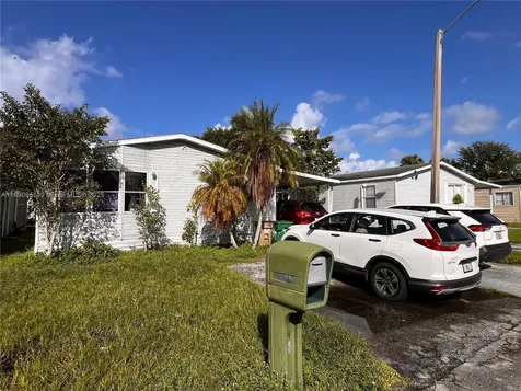 909 SW 131 Way Davie FL 33325