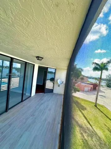 20840 San Simeon Way Miami FL 33179